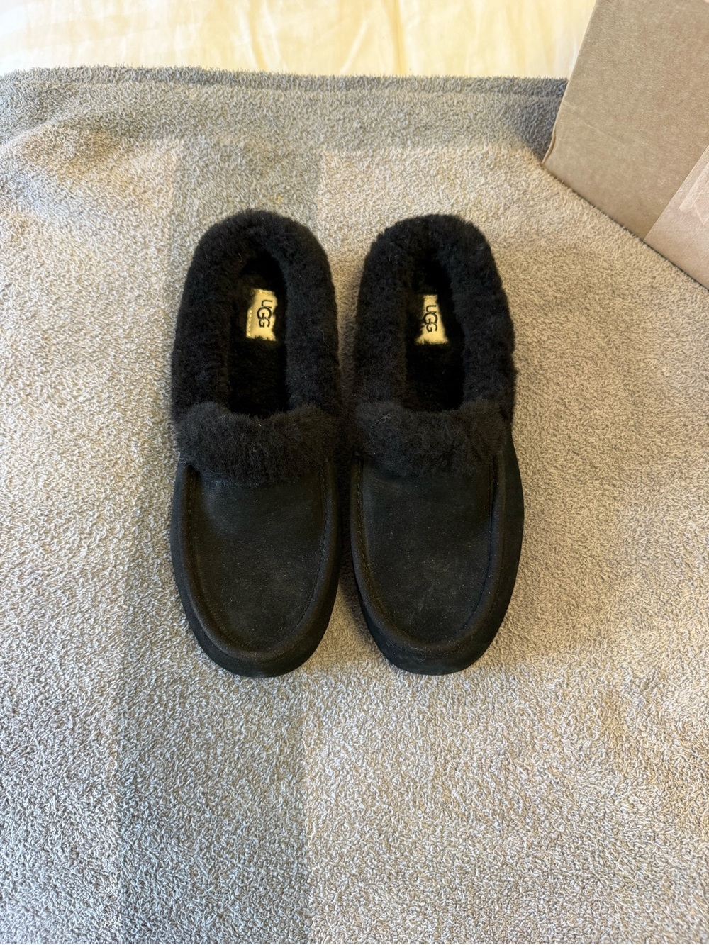 NWT UGG Black Suede Shearling-Lined Slipper Size 7